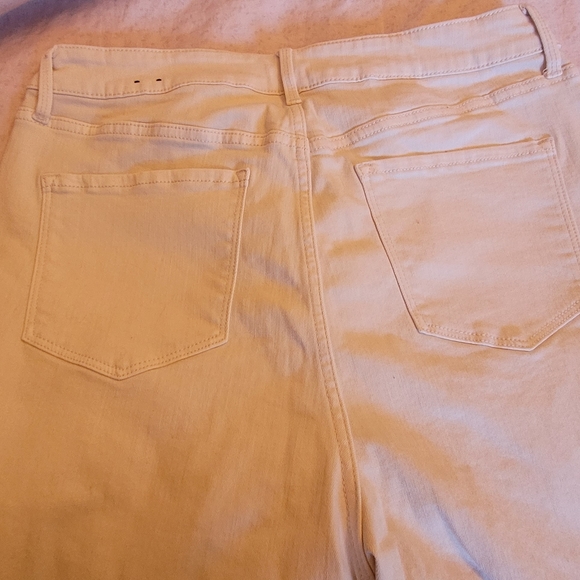 Reitmans warm white straight leg cropped jeans with raw hem, size 32 - Picture 3 of 6